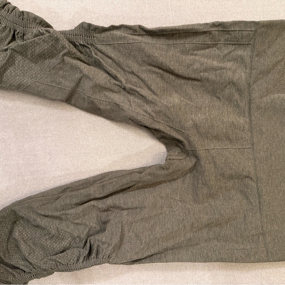lululemon athletica Olive Running Crop, Size 6